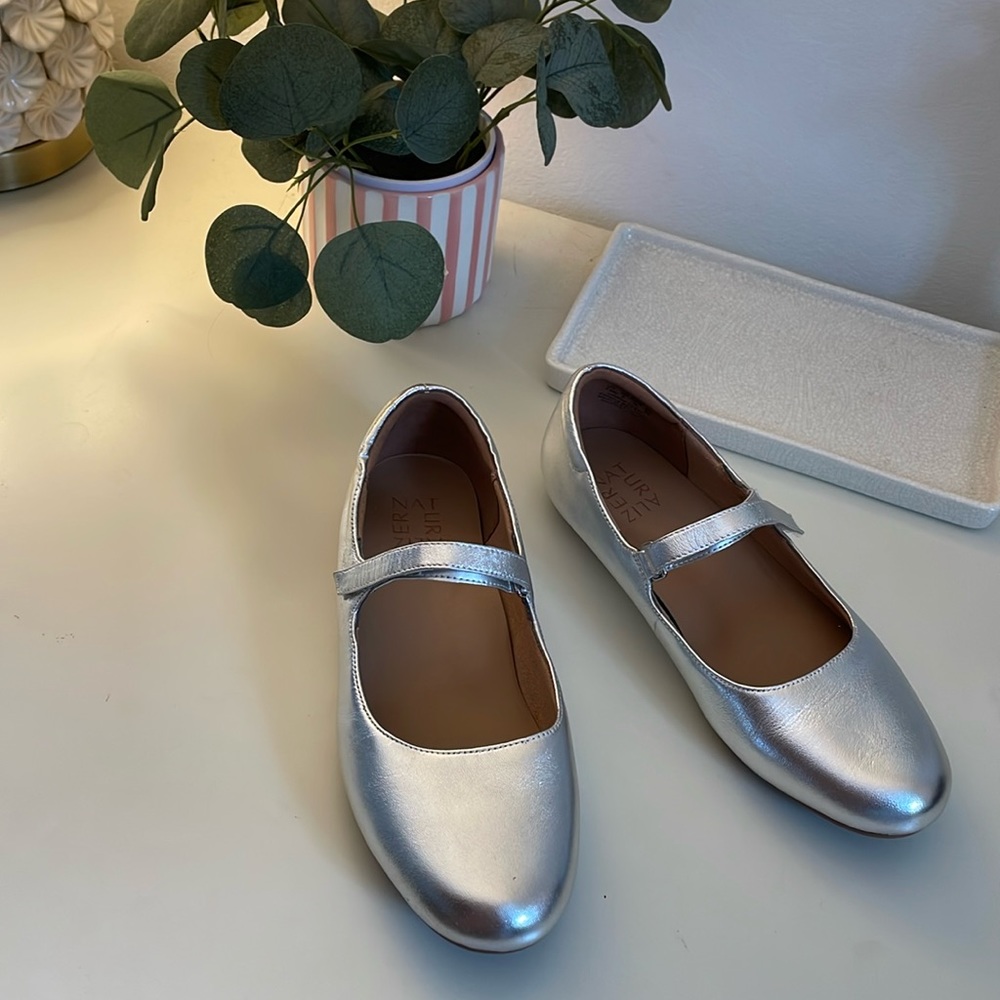 Naturalizer Silver Leather Maxwell Mary jane flats size 7.5 wide.